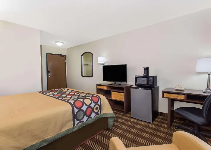 Super 8 By Wyndham Eau Claire I-94