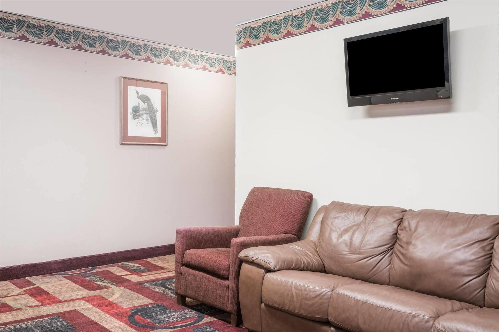 Super 8 By Wyndham I-94 2*
